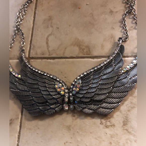 🎃🎄Elaborate Angel Wings SNecklace- 790 $30 or.$25 w-/offer - Picture 2 of 3